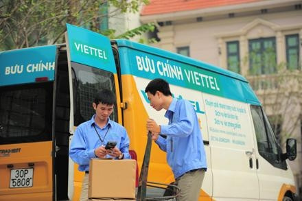 Nhân viên Tổng Công ty cổ phần Bưu chính Viettel kiểm tra mã hàng chuyển phát nhanh.