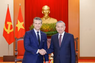 Tổng Bí thư Tô Lâm tiếp Bộ trưởng Chiến tranh Hoa Kỳ Pete Hegseth. (Ảnh: TTXVN)