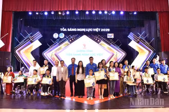 Đại diện Trung ương Đoàn, Trung ương Hội Liên hiệp Thanh niên Việt Nam và các ban, bộ, ngành, đoàn thể trao Bằng khen tặng những tấm gương "Tỏa sáng nghị lực Việt" năm 2025.