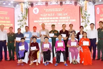 Trao tặng quà tặng các Mẹ Việt Nam Anh hùng.