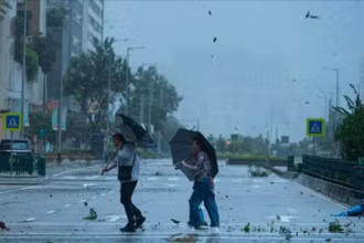 Cơ quan khí tượng thủy văn Macau (Trung Quốc) đã nâng cảnh báo bão Wipha lên cấp 10 – mức cao nhất. (Ảnh: Tân Hoa xã)