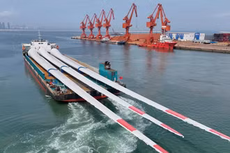 Vận chuyển cánh quạt điện gió trên biển ở Cảng Sơn Đông, Trung Quốc. (Ảnh: Tân Hoa xã)