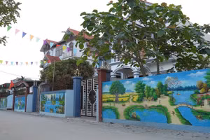 Con đường bích họa xanh sạch đẹp tại nông thôn Thủ đô Hà Nội. (Ảnh: THIỆN TÂM)