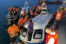 Lực lượng chức năng tỉnh Quảng Ninh vẫn đang nỗ lực ứng cứu, tìm kiếm các nạn nhân trong vụ lật tàu du lịch trên vịnh Hạ Long.