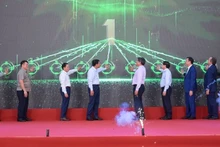 Các đại biểu ấn nút khánh thành dây chuyền đồ hộp giấy Tetra Recart® đầu tiên tại Việt Nam.