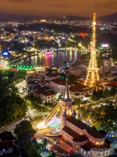 Khu vực trung tâm Lâm Đồng ngàn hoa lung linh sắc màu đêm Giáng sinh.