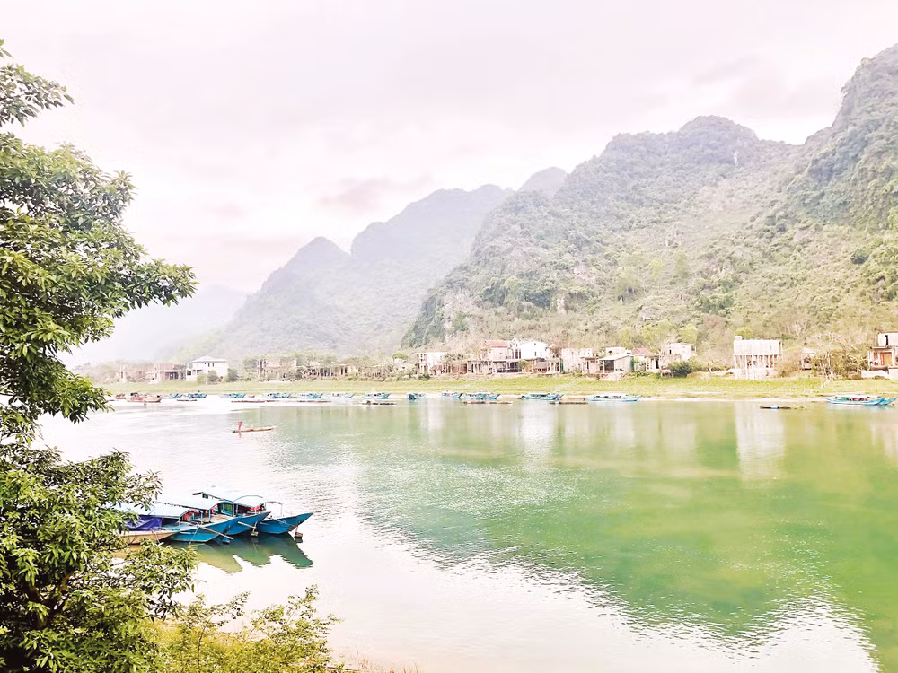 Làng du lịch ven sông Son ở xã Phong Nha. Ảnh: San Lê 