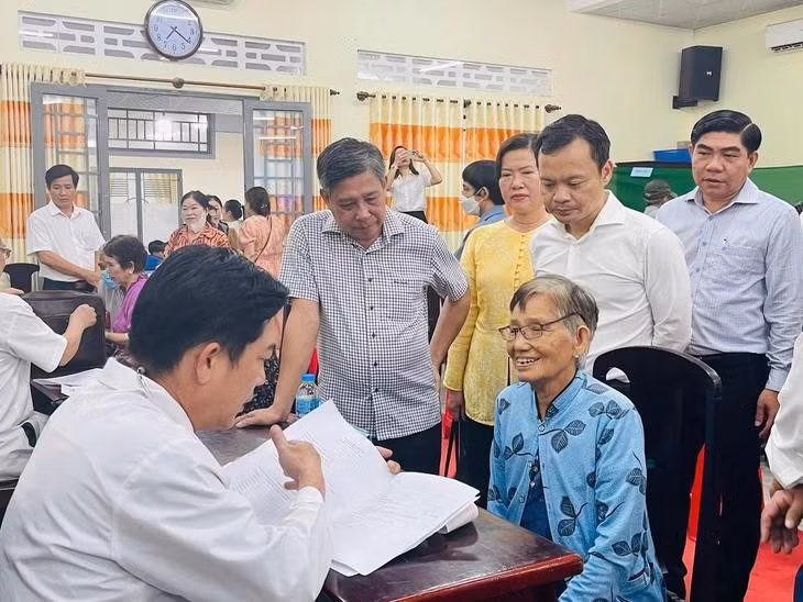 Cần Thơ tổ chức 4 điểm khám sức khỏe, sàng lọc bệnh miễn phí (Trong ảnh: Lãnh đạo thành phố và lãnh đạo Sở Y tế thành phố Cần Thơ tham dự chương trình khám sức khỏe miễn phí tại điểm xã Nhơn Ái).