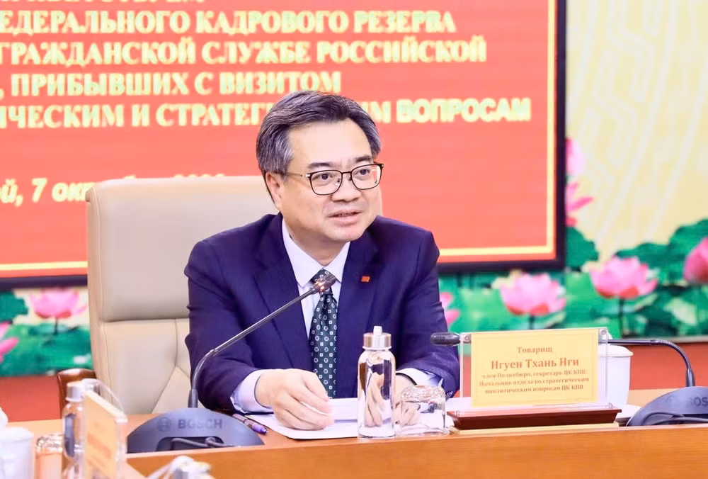 Đồng chí Nguyễn Thanh Nghị, Ủy viên Bộ Chính trị, Bí thư Trung ương Đảng, Trưởng Ban Chính sách, chiến lược Trung ương trao đổi với các đại biểu tại buổi làm việc. (Ảnh: Ban Chính sách, chiến lược Trung ương)