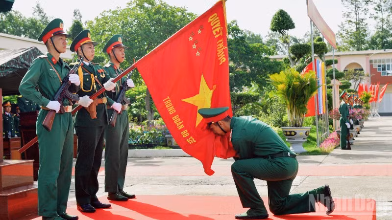 Chiến sĩ mới thực hiện nghi thức tuyên thệ dưới Quân kỳ Quyết thắng.