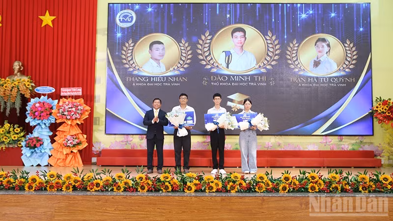 Đại học Trà Vinh vinh danh thủ khoa, á khoa kỳ tuyển sinh đại học chính quy năm 2026 tại Lễ khai giảng năm học mới. (Ảnh: MINH KHỞI)