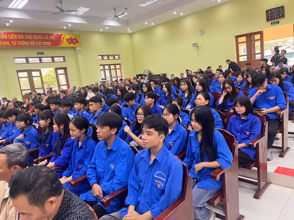 Đoàn thanh niên phường Trần Lãm tại lớp học trực tuyến “Bình dân học vụ số”.