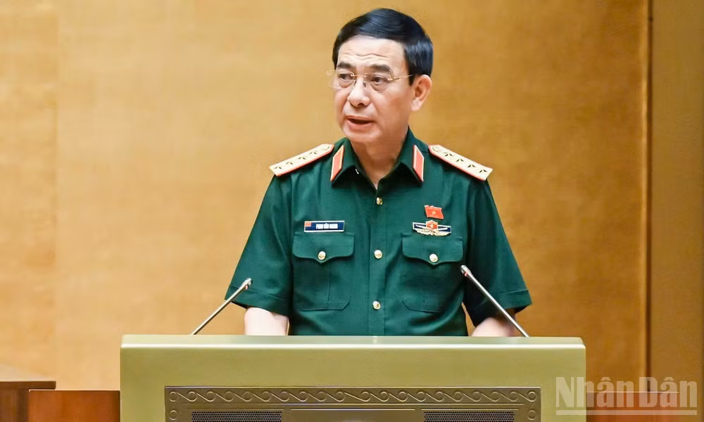 Đại tướng Phan Văn Giang, Phó Thủ tướng, Bộ trưởng Quốc phòng trình bày báo cáo tiếp thu, giải trình và chỉnh lý dự thảo Luật trước khi Quốc hội biểu quyết thông qua. (Ảnh: DUY LINH)
