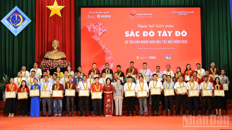 Nhiều cá nhân và gia đình được tôn vinh và tặng bằng khen có thành tích xuất sắc trong phong trào hiến máu tình nguyện.