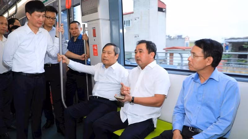 Bí thư Thành ủy, Chủ tịch Ủy ban nhân dân thành phố Hà Nội trải nghiệm tàu điện trên cao đoạn Nhổn-Kim Mã.