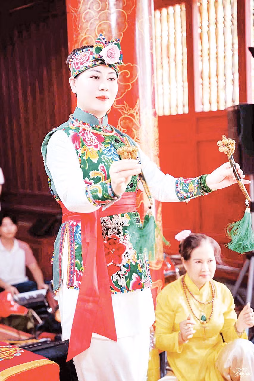 Thanh đồng Phạm Thị Bằng Ly thực hiện các động tác múa theo hướng dẫn của đồng thầy.