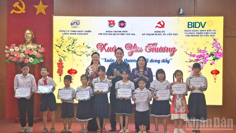 Bà Mã Thị Tươi (áo tím), Phó Chủ tịch Thường trực Hội đồng nhân dân thành phố Cần Thơ tặng học bổng cho các em học sinh.