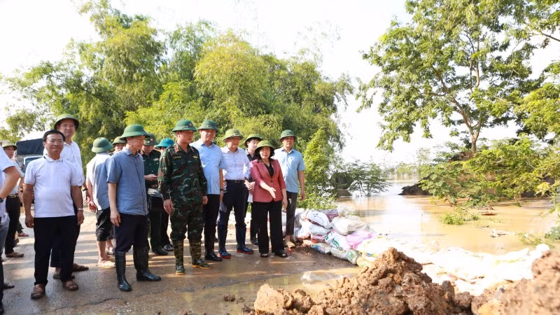 Bí thư Thành ủy Hà Nội Bùi Thị Minh Hoài thị sát và chỉ đạo khắc phục hậu quả ngập lụt, bảo đảm an toàn cho người dân.