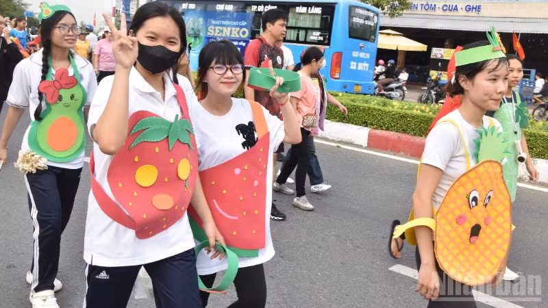 Thanh niên mang trang phục các loại trái cây chạy bộ đồng hành cùng lễ hội.