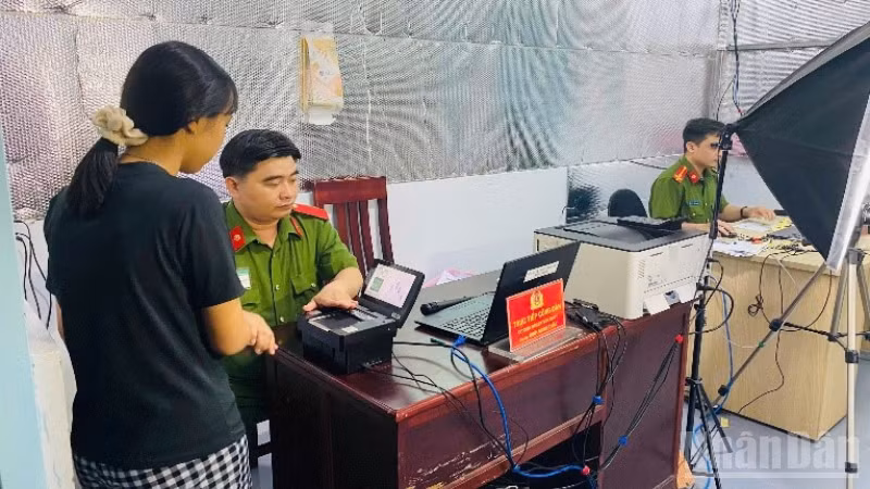 Cán bộ, chiến sĩ Công an phường Long Bình làm việc liên tục để phục vụ người dân.
