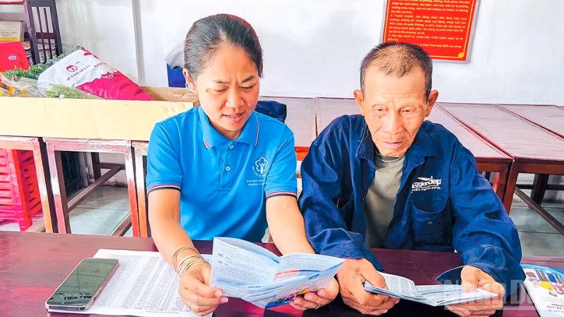 Cách làm gần gũi, phù hợp với điều kiện từng hộ dân đã giúp nhiều người hiểu rõ hơn ý nghĩa lâu dài của bảo hiểm y tế.