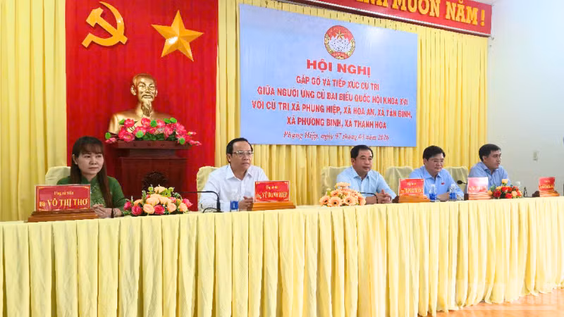 Ủy viên Bộ Chính trị Trần Đức Thắng (thứ 3 từ trái qua) tiếp xúc cử tri đơn vị bầu cử số 3, thành phố Cần Thơ.