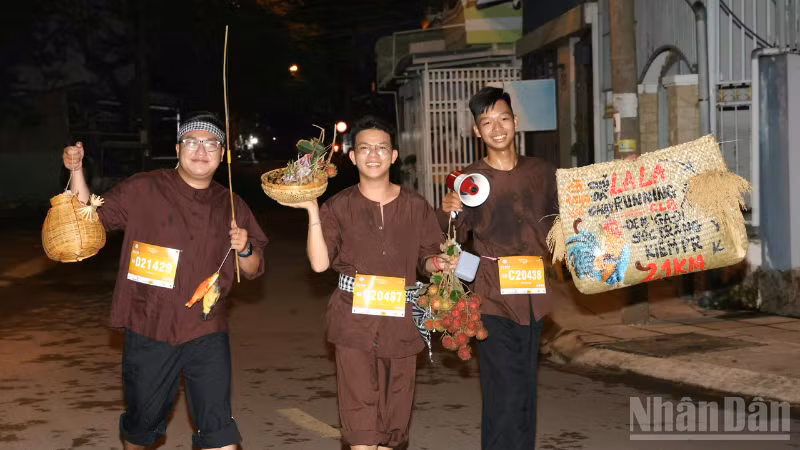 Vận động viên tham gia chạy và trải nghiệm đường quê. 