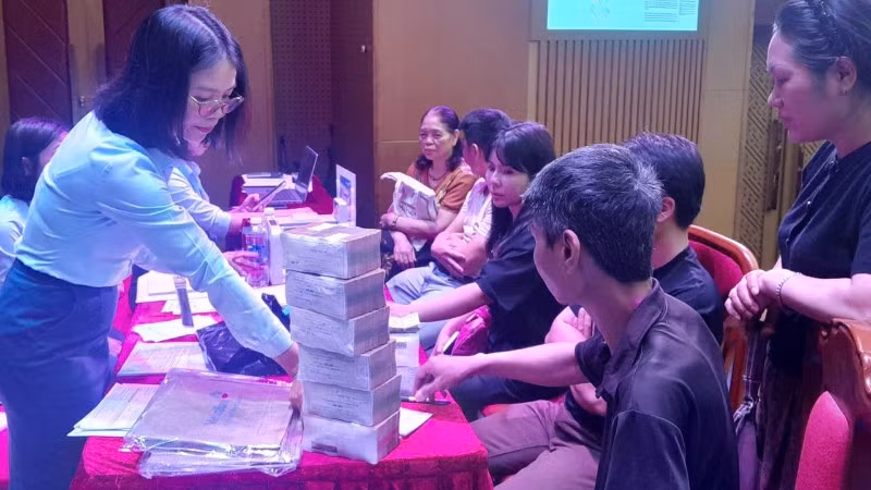 Người dân phường Thanh Xuân trong diện thu hồi đất phục vụ dự án đường Vành đai 2,5 nhận tiền bồi thường, hỗ trợ.
