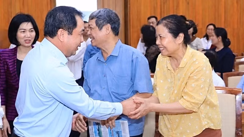 Bí thư Thành ủy Hà Nội Trần Đức Thắng thăm hỏi, trò chuyện với các cử tri. 