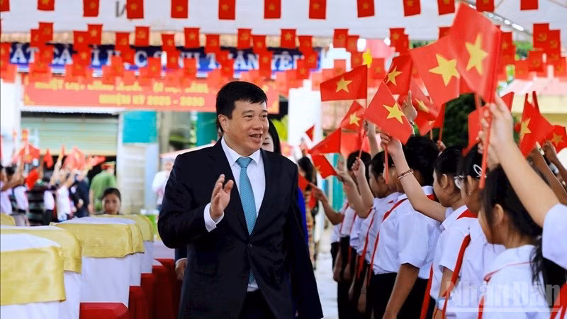 Ủy viên Trung ương Đảng, Bí thư Tỉnh ủy, Trưởng đoàn đại biểu Quốc hội tỉnh Lâm Đồng Y Thanh Hà Niê Kđăm dự Lễ khai giảng năm học mới tại xã biên giới Lâm Đồng.