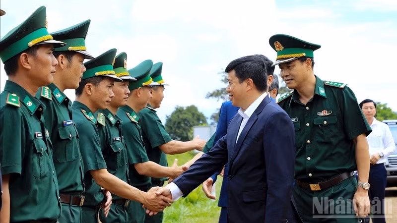 Đồng chí Y Thanh Hà Niê Kđăm, Ủy viên Trung ương Đảng, Bí thư Tỉnh ủy Lâm Đồng đến thăm Trạm Cửa khẩu Đắk Peur, xã Thuận An. 