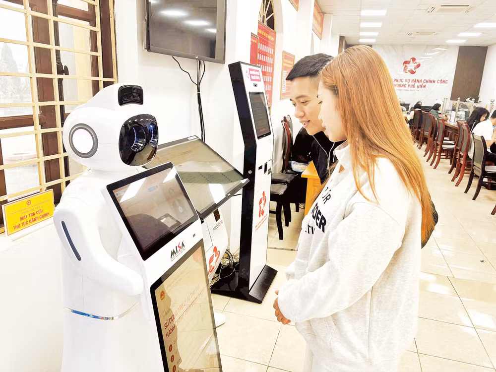 Trung tâm phục vụ hành chính công phường Phố Hiến vận hành Robot AI hỗ trợ thông tin cho người dân tới làm thủ tục hành chính.