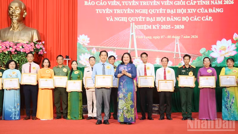 Thí sinh Nguyễn Văn Sơn (hàng đầu) đoạt giải Nhất tại Hội thi báo cáo viên, tuyên truyền viên cấp tỉnh năm 2026.