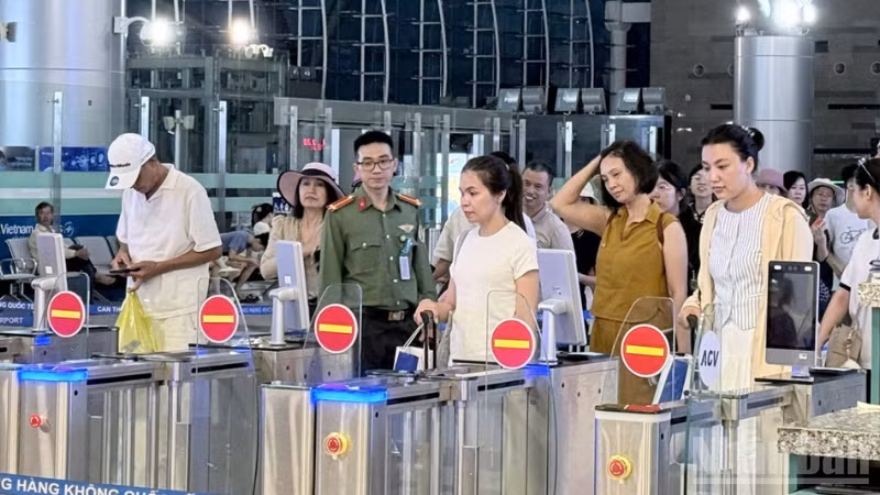 Lực lượng An ninh hàng không thuộc Phòng Quản lý xuất nhập cảnh Công an thành phố Cần Thơ hướng dẫn hành khách check-in sinh trắc học tại ga đi quốc nội.