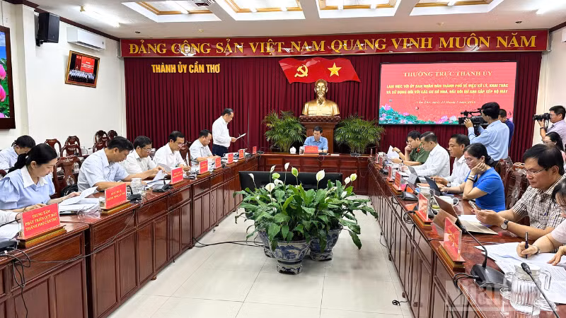 Quang cảnh cuộc họp.