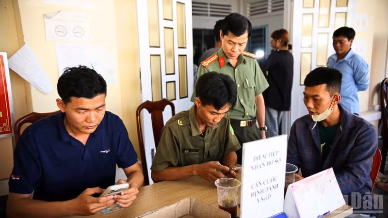 Đại tá Nguyễn Thanh Bình, Phó Giám đốc Công an thành phố Cần Thơ kiểm tra tại Công an các địa phương thực hiện chiến dịch.