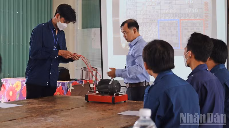 Giáo viên Trường cao đẳng Tiền Giang cho sinh viên ngành điện thực tập.