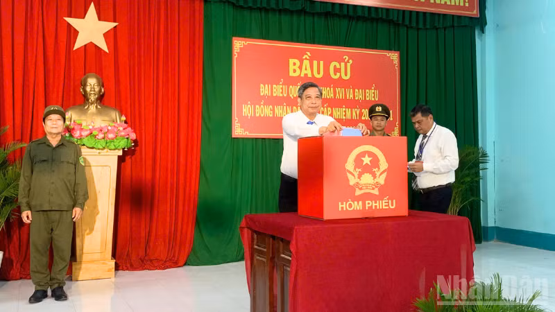 Đồng chí Đồng Văn Thanh, Ủy viên Ban Chấp hành Trung ương Đảng, Phó Bí thư Thường trực Thành ủy, Chủ tịch Hội đồng nhân dân thành phố, Chủ tịch Ủy ban Bầu cử thành phố Cần Thơ bỏ phiếu bầu cử.