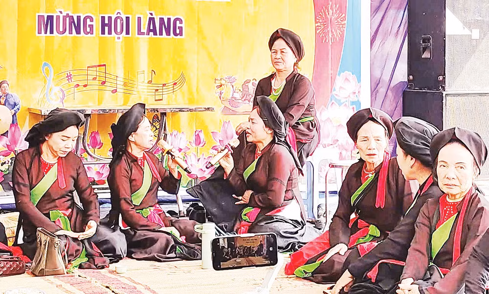 Truyền dạy lối hát dân ca quan họ đến lứa măng non ở Bắc Ninh, ươm mầm niềm đam mê di sản. Ảnh: VĂN HỌC 