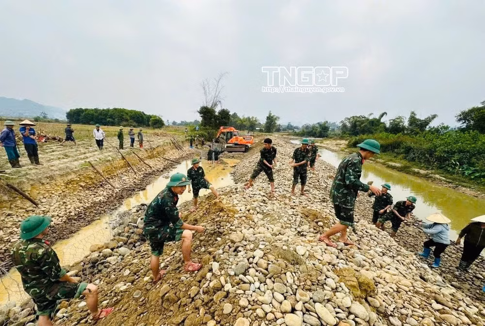Cán bộ, chiến sĩ Đại đội 1, Tiểu đoàn 1 phối hợp với cấp ủy, chính quyền địa phương xã Đại Từ triển khai kè bờ suối, khắc phục tình trạng sạt lở dọc suối Cái.