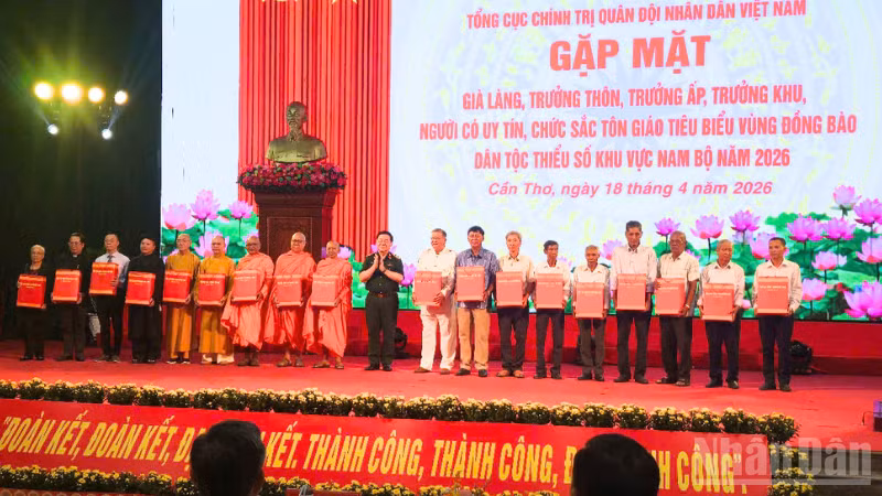 Đại tướng Nguyễn Trọng Nghĩa tặng quà già làng, trưởng thôn, trưởng ấp, trưởng khu, người có uy tín, chức sắc tôn giáo tiêu biểu vùng đồng bào dân tộc thiểu số tại buổi họp mặt.
