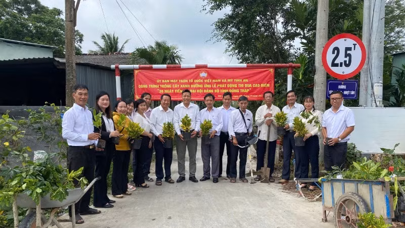 Ủy ban Mặt trận Tổ quốc xã Mỹ Tịnh An cùng các tổ chức chính trị-xã hội ra quân trồng cây xanh Chào mừng Đại hội Đảng bộ tỉnh Đồng Tháp lần thứ I, nhiệm kỳ 2025-2030.