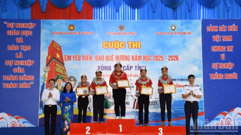 Trao giải Nhất, Nhì, Ba cho các em học sinh tham gia cuộc thi. 