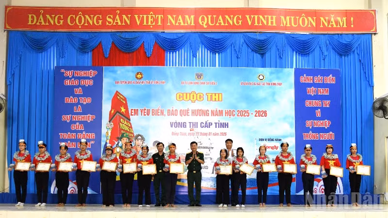 ndo_br_trao-giai-khuyen-khic-cho-cac-em-hoc-sinh-tai-tinh-dong-thap-2763.jpg