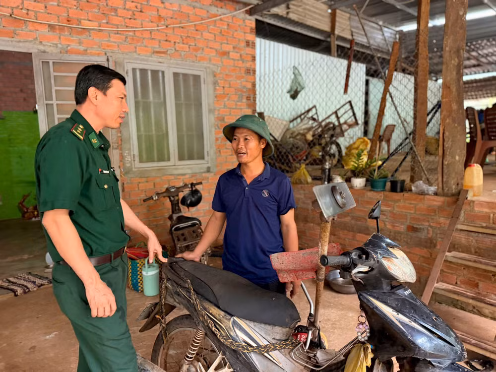 Anh Nguyễn Văn Hòa trò chuyện với cán bộ Đồn Biên phòng Lộc An (TP Đồng Nai) trước khi đi kiểm tra phát quang cột mốc.
