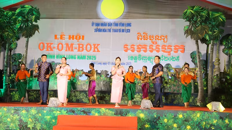 Tiết mục ca múa nhạc chào mừng đêm hội Ok Om Bok năm 2025 tỉnh Vĩnh Long.