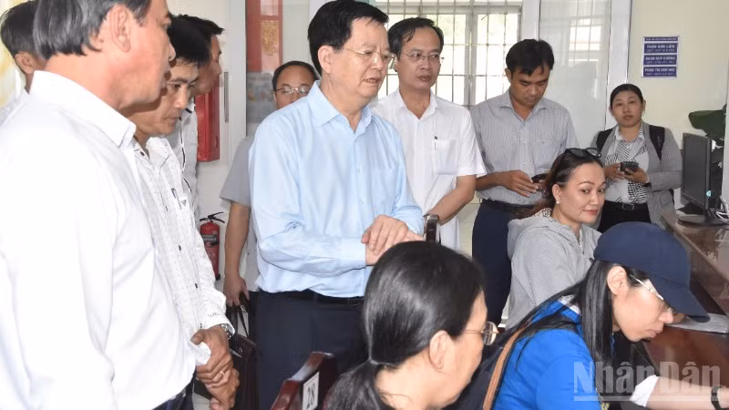 Đồng chí Mai Văn Chính cùng đoàn công tác kiểm tra tại Trung tâm phục vụ Hành chính công phường Đạo Thạnh (tỉnh Đồng Tháp).