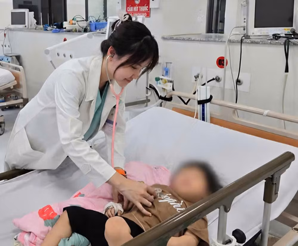Bệnh nhi tại Côn Đảo được bác sĩ Bệnh viện Nhi Đồng 1 thăm khám.