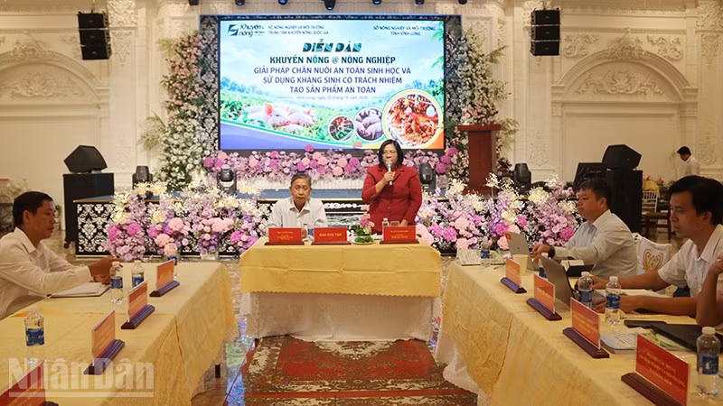 Diễn đàn khuyến nông trao đổi kinh nghiệm, giải pháp chăn nuôi an toàn sinh học tại tỉnh Vĩnh Long (Ảnh: MINH KHỞI)