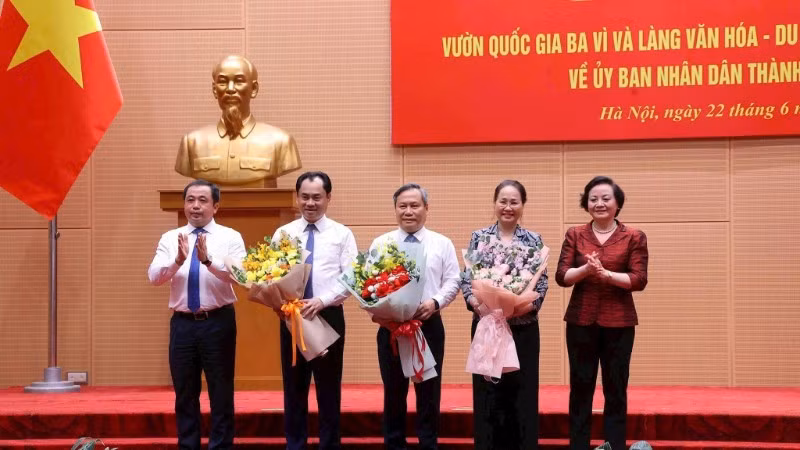 Bí thư Thành ủy Trần Đức Thắng và Phó Thủ tướng Phạm Thị Thanh Trà chúc mừng các đơn vị. (Ảnh: Đình Hiệp)
